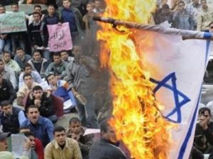 متظاهرون مصريون يحرقون العلم الإسرائيلي أمام السفارة الإسرائيلية في القاهرة