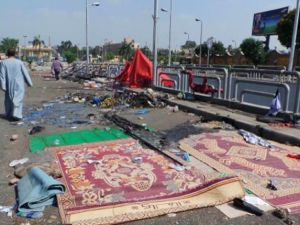 قوات الأمن وجهت إنذارا للمهاجمين، ثم بدأت تتعامل معهم بإلقاء قنابل الدخان، وإطلاق النار في الهواء