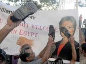 مصريين ودعوا كلينتون بطريقتهم الخاصة
