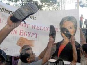 مصريين ودعوا كلينتون بطريقتهم الخاصة