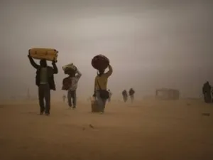 العرب والاجانب يواصلون فرارهم من ليبيا
