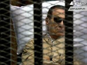 الرئيس السابق حسني مبارك في قاعة المحكمة