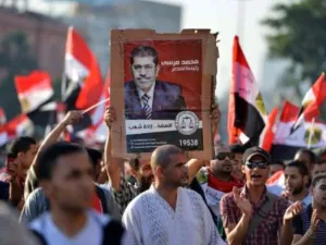 مرسي يتوعد خصومه