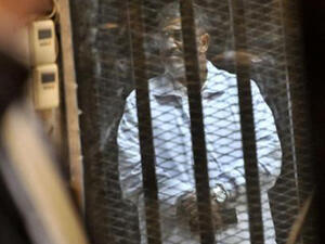 يحاكم مرسي في 5 قضايا، بحسب مصدر قانوني بهيئة الدفاع عنه