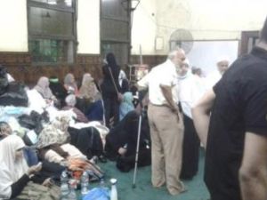 جنود مصريون يدخلون بدون ان يستخدموا القوة صباح اليوم السبت الى مسجد الفتح في القاهرة 