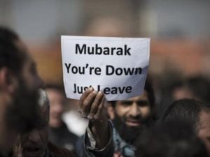 متظاهر يرفع لافتة تطالب مبارك بالتنحي