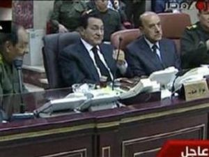 صورة بثها التلفزيون الاحد وتظهر مبارك ونائبه عمر سليمان الى يساره خلال اجتماع بحضور ضباط من الجيش