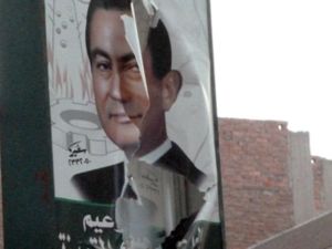 بدأت حملة منظمة لإزالة صور مبارك 