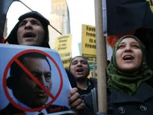 مبارك ليس فوق المساءلة