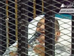 مبارك هو أول زعيم عربي يمثل للمحاكمة بشخصه منذ اجتاحت انتفاضات شعبية الشرق الأوسط 