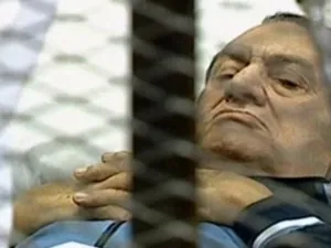 الرئيس المصري المخلوع مبارك في زنزانة المحكمة