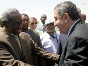 النائب الثاني للرئيس السوداني علي عثمان طه يستقبل رئيس الوزراء المصري عصام شرف في مطار الخرطوم 
