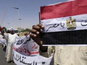 سودانيون ومقيمون مصريون يستقبلون رئيس الوزراء المصري عصام شرف لدى وصوله يوم الاحد الى الخرطوم
