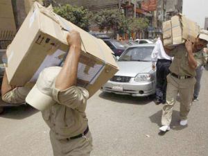 افراد الجيش المصري يحملون بطاقات الانتخابات