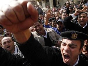 رجال شرطة اثناء احتجاج في القاهرة 
