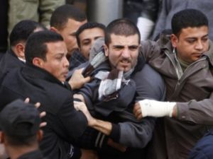 الشرطة السرية تعتقل احد المتظاهرين/أ.ف.ب 