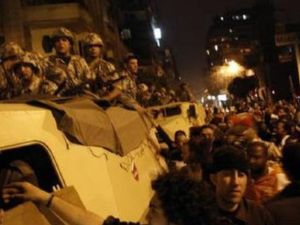 محتجون في القاهرة يرحبون بالجيش الذي نزل الى الشوارع
