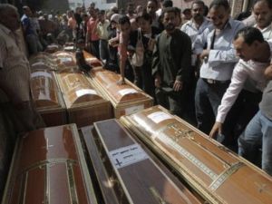 نعوش القتلى الأقباط في أحداث ماسبيرو مع عناصر من الجيش المصري