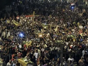 آلاف المصريين يشيعون القتلى الأقباط في أحداث ماسبيرو