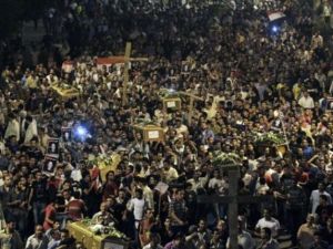 آلاف الأقباط يشيعون جثامين قتلى المواجهات مع الجيش