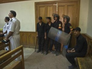 شرطة مكافحة الشغب داخل قاعة محكمة الناشط احمد دومة في القاهرة/أ.ف.ب