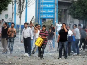 اصيب اكثر من 90 شخصا ليل السبت الاحد في القاهرة في مواجهات بين سلفيين ومدنيين