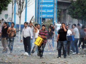 اصيب اكثر من 90 شخصا ليل السبت الاحد في القاهرة في مواجهات بين سلفيين ومدنيين