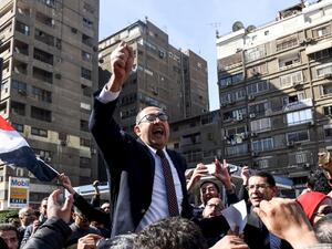 الناشطون رددوا هتافات مناهضة للاتفاقية منها “عيش… حرية… الجزر دي (هذه) مصرية”