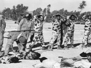 جنود من الشرطة العسكرية الإسرائيلية يعذبون أسرى مصريين