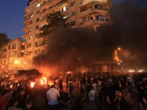 استمرت الاشتباكات في شارع محمد محمود القريب من ميدان التحرير السبت لليوم السادس