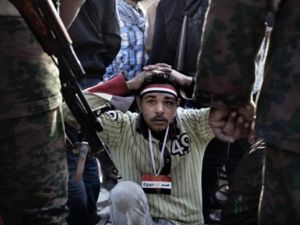 متظاهر معتقل من قبل الجيش المصري