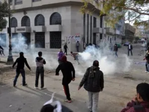 شباب الثورة يهاجمون قوات الامن قرب وزارة الداخلية 