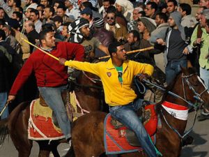 مؤيدون لمبارك على ظهور الخيول يهاجمون متظاهرين في القاهرة