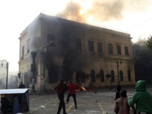 نيران تشتعل في المجمع العلمي المصري