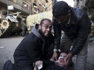 إسعاف أحد مصابي ميدان التحرير