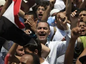 محتجون في ميدان التحرير يوم 8 يوليو تموز
