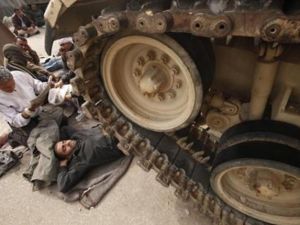 متظاهرون امام دبابة على مشارف ميدان التحرير