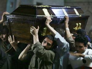 أقباط يحملون نعش أحد قتلى هجوم المنيا