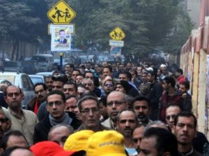 مصريون يشاركون بالتصويت لمرشحي المرحلة الثانية من الإنتخابات 