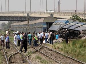 Egyptians check the wreckage of a train after it derailed near the village of Al-Ayyat in Giza on the southern outskirts of the capital Cairo, on September 7, 2016. (AFP/Stringer)