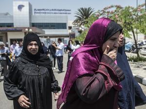 Family members of passengers who were flying aboard an EgyptAir plane that vanished from radar en route from Paris to Cairo overnight get ready to be transported by bus to a gathering point at Cairo airport on May 19, 2016. (AFP/Khaled Desouki)