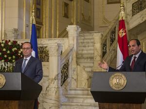 Egyptian President Abdel Fattah al-Sisi (R) and his French counterpart Francois Hollande hold a press conference at the al-Qubaa palace in Cairo on April 17, 2016. (AFP/Khaled Desouki)