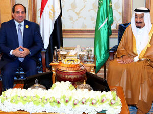 Saudi King Salman bin Abdulaziz met with Egyptian President Abdel Fattah al-Sisi during his visit to Riyadh, on March 1, 2015. (AFP/File)