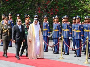 Egyptian President Abdel Fattah al-Sisi (L) and Saudi King Salman bin Abdulaziz reviewing troops before a meeting in Cairo. [AFP]