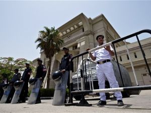 Soldiers stand guard outside Cairo's central constitutional court (AFP/File)

