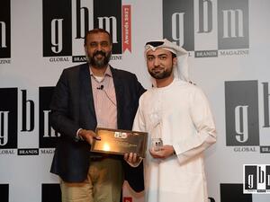وسيم سيفي، نائب الرئيس التنفيذي للخدمات المصرفية للأفراد وإدارة الثروات في الإمارات الإسلامي يستلم الجائزة.