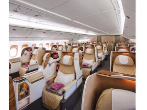 تنفذ طيران الإمارات برنامجاً تكلفته 150 مليون دولار لتجديد التصميم الداخلي لطائراتها العشر من طراز البوينج 777-200LR ما يوفر أجواءً أرحب للمقصورتين.