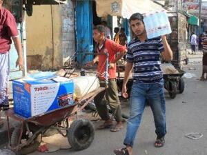 Yemenis go shopping in the southern port city Aden, May 2015.  (AFP/File)