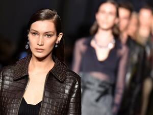 Bella Hadid on the Bottega Veneta catwalk, Milan Fashion Week September 24, 2016. (AFP/Alberto Pizzoli)