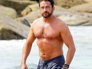 Gerard Butler is fully clothed in the Etisalat video. (Fanshare)